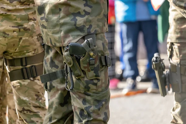 无名的职业军人穿着传统的通用迷彩制服站在街上 腿特写 枪托枪托 职业军队 步兵概念 — 图库照片