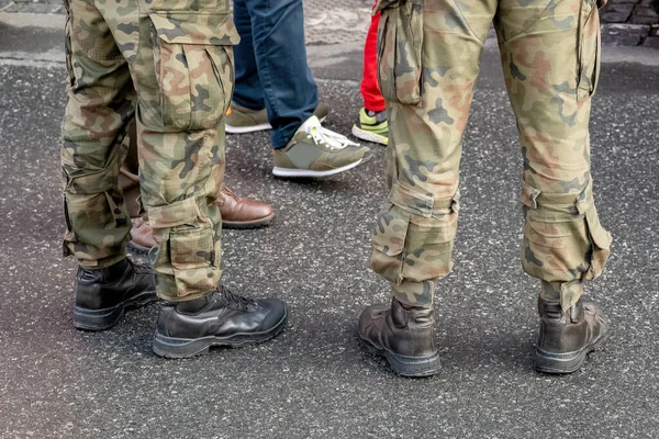 Dwóch Anonimowych Nierozpoznawalnych Profesjonalnych Żołnierzy Stojących Ulicy Ubranych Tradycyjne Generyczne — Zdjęcie stockowe