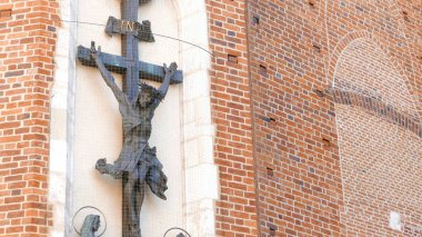 Çarmıhtaki İsa Mesih, Krakow 'daki Mariacki Kilisesi' ndeki heykel, detay yakın plan, kimse yok. Hıristiyanlık, Hristiyan sanatı ve sembolizmi, çarmıha germe kavramı