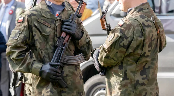 Krakkó Lengyelország Két Profi Lengyel Katona Áll Utcán Egyenruhában Gépfegyverrel — Stock Fotó