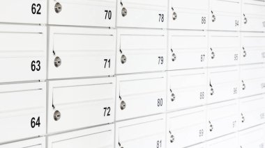 Bir sürü beyaz özel posta kutusu, bir apartman dairesinde bir sürü posta kutusu, nesne detayı, yakın çekim. Posta hizmeti, posta iletileri soyut kavram, hiç kimse