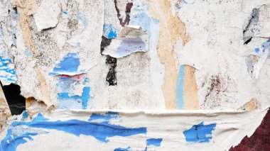 Yırtık posterler, yırtık kağıtlar, yırtık posterler ve duvarlardaki duyurular. Yıpranmış kabuklu reklamlar yaratıcı sanatsal malzemeler kaba arka plan şehir dokusu, hareket, açık hava