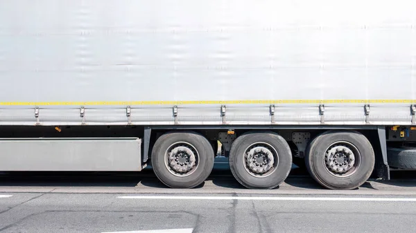 Generische Einfache Kommerzielle Transport Lkw Anhänger Seitenansicht Detail Räder Nahaufnahme — Stockfoto