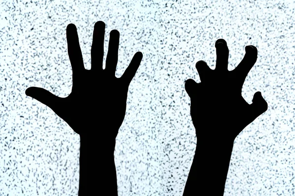 两只手放在白色噪音电视屏幕背景上 黑色轮廓 令人毛骨悚然的手势 弯曲的手指 简单的符号 痛苦的抽象概念 — 图库照片