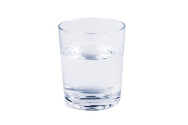 Basit bir bardağın yarısı temiz maden suyuyla dolu, beyaz arka planda izole edilmiş, kesilmiş, ön manzara. Susuzluk, içme suyu günlük emme soyut konsept, hiç kimse
