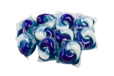 Beyaz arka planda izole edilmiş bulaşık makineleri ve bulaşık makineleri için basit mavi deterjan kapsülleri, hiç kimse yok. Temizleme aracı kapsülleri ayarlandı