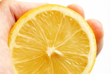 Elinde taze limonlu narenciye, ikiye bölünmüş organik doğal sarı limon, elinde aşırı yakın plan makro detay, bir kişi limon suyu, vitaminler, C vitamini.