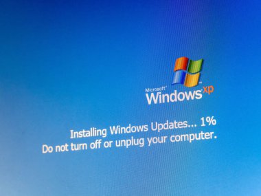 Microsoft Windows XP işletim sistemi güncellemesi, güncelleme% 1 ilerlemesi kuruluyor, bilgisayar işletim sistemini kapatmayın veya kapatmayın basit ileti güncelleme iletisi konseptini, hiç kimse