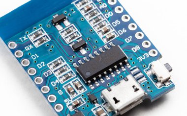 Espressif ESP 8266 MOD WiFi ve Bluetooth modülü, mikroçip, iot Arduino dev kontrol cihazı. Nesne detayı çok yakın, insan yok, bağlantı iğneleri makro, yakın plan