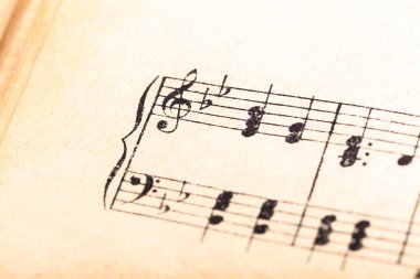 Eski, antika, jenerik piyano notaları, müzik anahtarı ve eski bir kağıt sayfası makro yakın çekim detayına notlar, hiç kimse. Müzik notası öğrenme, eğitim