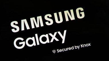 Samsung Galaxy S amiral gemisi akıllı telefon mobil cihaz serisi açılış logosu AMOLED detay görüntüleme Knox teknolojisi tarafından güvene alındı, ünlü cep telefonu markası sembolü yakın mesafede.