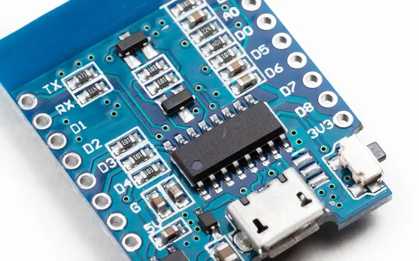 Espressif ESP 8266 MOD WiFi ve Bluetooth modülü, mikroçip, iot Arduino dev kontrol cihazı. Nesne detayı çok yakın, insan yok, bağlantı iğneleri makro, yakın plan