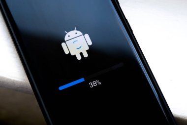 Android telefon güncellemesi yükleniyor, devam ediyor, ekran yükleniyor, akıllı telefon görüntüsü kapanıyor. Mobil aygıt yazılımı güncelleniyor, yazılım güncelleme konsepti, nesne yakınlaştırılıyor