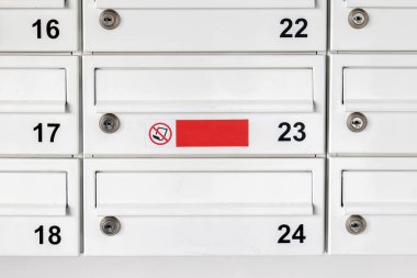 Basit posta kutuları, apartman daireleri için posta kutusu ön görünüş nesne ayrıntıları, hiç kimse, hiç reklam etiketi yok. Numaralı daire posta kutusu, yakın çekim, ön çekim.