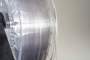 Gümüş şeffaf yüksek kalite 3D baskı ipliği bir yazıcı, nesne detayı yakın çekim için kullanıma hazır, kimse yok. Hassas yazdırma, 3d yazdırma kavramı için uygun malzemeler