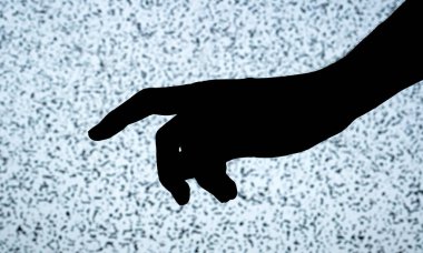 Genişlemiş bir elin koyu çizgisi ve beyaz gürültülü bir televizyon ekranının parlak, dokulu zeminiyle yüksek tezat gösteren insanlar. Korku, korkunç el şekli konsepti.