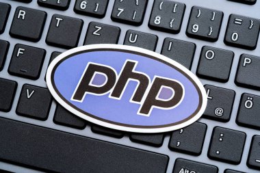 Modern bir masaüstü bilgisayar klavyesinde PHP programlama dili logosu sembolü, web sitesi geliştirme, web uygulamaları ve sunucu yan yazılımı, php programcılarının kariyer kavramı