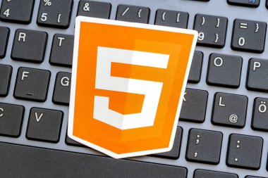 Turuncu HTML5 işaretleme dili logosu PC masaüstü bilgisayar klavyesi, web geliştirme teknolojisi çalışma konsepti, öğrenme dilleri, HTML 5 basit kavramı