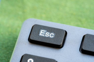 Modern bir klavyenin Esc anahtarı, nesne detayı, aşırı yakın çekim makrosu, hiç kimse. Kaçış karakteri düğmesi, kaçış, bir uygulamayı kapatma, basit soyut kavramı iptal etme, insan yok