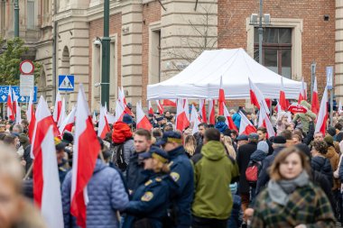 Polonya Bağımsızlık Günü 'nün ulusal bayrağını taşıyan bir kalabalık 11 Kasım kutlamaları geçit töreni, vatanseverlik ve birlik, ulusal bayram konsepti