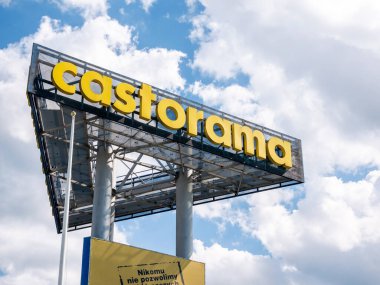 Büyük Castorama Fransız firması dışarıda logo işareti, bulutlu gökyüzü markaları, DIY malzemeleri, Avrupa mağazaları basit konsept, hiç kimse