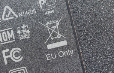 Elektronik bir cihaza basılmış etiketi atmayın, üzerinde x işareti olan çöp kutusu, AB sadece e-atık norm yasaları ve düzenleme sembolleri kavramını kontrol eder, kimse
