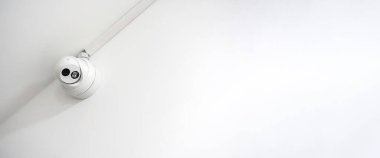 Beyaz duvardaki tek bir güvenlik kamerası geniş arkaplan görüntüsü, hiç kimse, kopyalama alanı, modern emlak güvenlik sistemi, güvenlik alanı izleme, izleme, koruma konsepti.