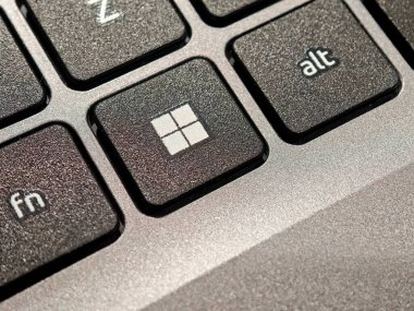 Yeni Microsoft Windows 11 logosu bir bilgisayar işletim sistemi anahtarı, dizüstü bilgisayar makro detayı, aşırı yakın çekim, hiç kimse, hiç kimse. Windows işletim sistemi güncellemeleri, yeni özellikler