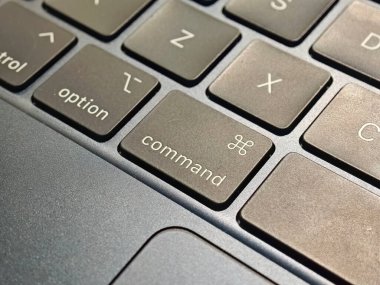 Apple bilgisayar klavyesindeki komut anahtarı, Apple anahtar teknolojisi simgesi simgesi basit konsept, hiç kimse, makro detay, aşırı yakın çekim, Mac OS işletim sistemi