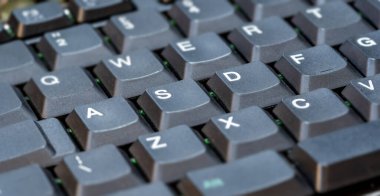 Basit, eski tip, kalın uzun tuşlu nesne detayı olan eski tip dizüstü bilgisayar klavyesi, hiç kimse, hiç kimse, hiç kimse, arka plan, sığ DOF. Eski bilgisayar donanımı soyut konsept sembolü