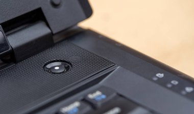 Basit bir yuvarlak dizüstü bilgisayar. Kapalı düğme odaklı, sığ DOF, kimse yok. Bir dizüstü bilgisayarın klavyesinde güç açık ya da kapalı, yan görünüm, hiç kimse güç döngüsü yok, yeniden başlatma kavramı yeniden başlatılıyor