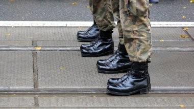 Anonim, tanınmayan jenerik piyade askerleri, ayaklarında botlar, yakın plan çekimler, kopyalama alanı, yeşil kamuflaj üniformaları. Askeri harekat sınır devriyesi