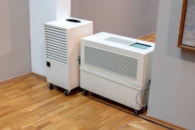 Modern bir endüstriyel arıtıcı ve bir müzenin içinde bir hava temizleme makinesi, sergi salonu içi, uygun hava koşulları, nem seviyeleri kontrol teknolojisi, eski sanat koruma konsepti