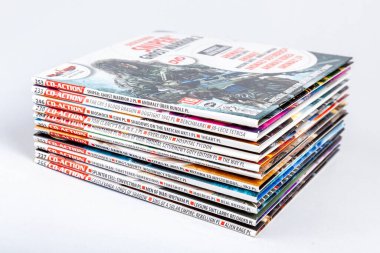 CD CD disklerdeki CD Eylem PC oyunları bir kağıt dergisi, set, yakın çekim nesneler grubuna eklendi, kimse yok. CD 'lerdeki birçok video oyunu basit soyut kavramları, beyaz arkaplanı gösteriyor