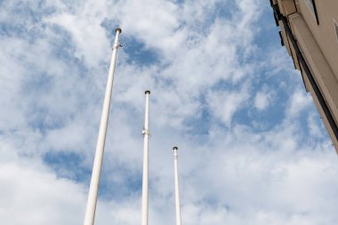 3 basit beyaz bayrak direği, binanın dışında bayrak direkleri, arka plan, kopyalama alanı, bulutlu mavi gökyüzü, beyaz bulutlar, üç boş bayrak direği şablonu, hiç kimse, hiç kimse, hiç kimse, bayraklar