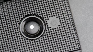 Basit yuvarlak yuvarlak, jenerik dizüstü bilgisayar gücü yüksek açılı, yüksek açılı nesne yakın plan detayı, hiç kimse, hiç kimse. Bir bilgisayarı soyut konsept sembolü açıp kapatma, yakın çekim, kapatma