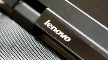 Modern bir dizüstü bilgisayarda Lenovo şirketinin logosu, yakın çekim detayları, hiç kimse. Lenovo markası ürünleri çok yakın, insan yok, ekipman yok, uygulamalar, donanım