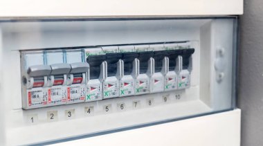 Modern şalter kutusu, arka arkaya 10 numaralı sigorta paneli, yakın çekim detay çekimi, kimse yok. Elektrik, elektrik hizmeti ve onarım kavramı