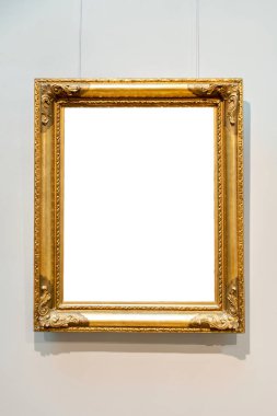 Beyaz bir duvarda asılı yaldızlı bir çerçeve, boş bir kesik orta, altın dikey resim çerçeve ön manzara, ön çekim, hiç kimse, müze sanat galerisi içi, sergi