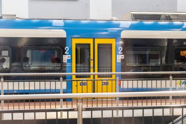 Polonya Silezya Demiryolları treni istasyon peronunda bekliyor, yan görüş kapıları 2. Demiryolu taşımacılığı bölgesel seyahat içi yolcu taşımacılığı kavramı