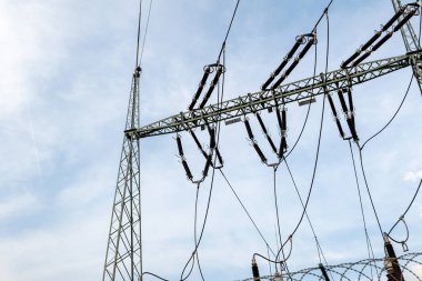 Elektrik santrali ekipmanları bulutlu bir arka planda kısmi detay, insan yok. Yakıt ve elektrik dağıtım şebekesi sektör mühendisliği soyut kavramını onarıyor, insan yok.