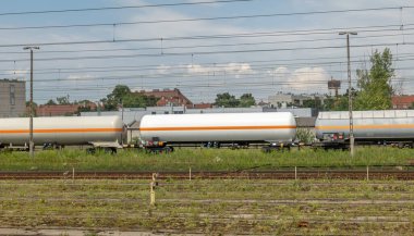 Benzin tankeri yük vagonu, yük treni, demiryolu, yan görüş, doğal gaz taşımacılığı, endüstriyel yakıt taşımacılığı, tehlikeli yanıcı maddeler, gaz krizi konsepti, hiç kimse