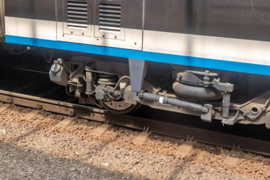 Modern yolcu treni tekerlekleri yakın çekim detayları, hiç kimse. Demiryolu taşımacılığı treni detayı, şehirler arası toplu taşıma basit soyut kavram, sembol insan yok, tren mühendisliği