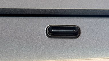 USB-C veri yükleme monitörü çıkış girişi modern bir dizüstü bilgisayarın yanında, makro çekim, aşırı yakın çekim, hiç kimse, ön görüş. USB C bağlantı standart kavram, insan yok