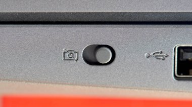 Bilgisayardaki kamera gizlilik anahtarı, bilgisayardaki web kamerası erişimini devre dışı bırakmak için webcam donanım düğmesi kontrolü, sembol nesne yakın makro detayı, hiç kimse. Mahremiyet, casusluk koruması