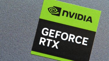NVIDIA GeForce RTX GPU grafik kart seri üretim kartı etiketi bir dizüstü bilgisayarda, yakın plan, hiç kimse. Ray izleme, cuda tensör çekirdekleri, yapay zeka modelleri eğitim konsepti