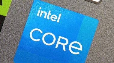 Intel CPU imalat etiketi modern bir dizüstü bilgisayarda, tüketici i5 i7 i9 işlemci donanımı mavi etiket aşırı yakın çekim makrosu, kimse Intel logo markalaşma konsepti