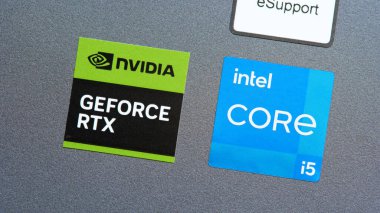 NVIDIA GeForce RTX GPU ve Intel Core işlemci etiketleri bir dizüstü bilgisayarın üzerine yapıştırılmış, makro kapama. Grafik kartı ve işlemci tüketici dizüstü bilgisayarı kavramında