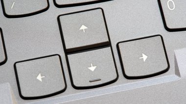 Yeni modern bir klavyede gri ok tuşları, yüksek açı, üst görüş, hiç kimse, hiç kimse. Mevcut farklı yönleri seçmek, bir oyunu kontrol etmek, soyut bir hedefe doğru hareket etmek ve hareket etmek