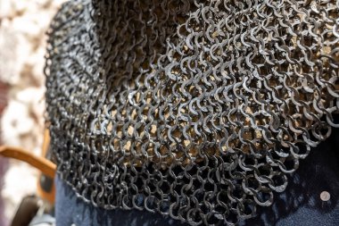Ortaçağ zırhı, karmaşık metal bağlantılar, tarihi savaş koruması, şövalye zırhı yapısı, antik savunma işçiliği, ortaçağ zırh yeniden yapılandırma konsepti.